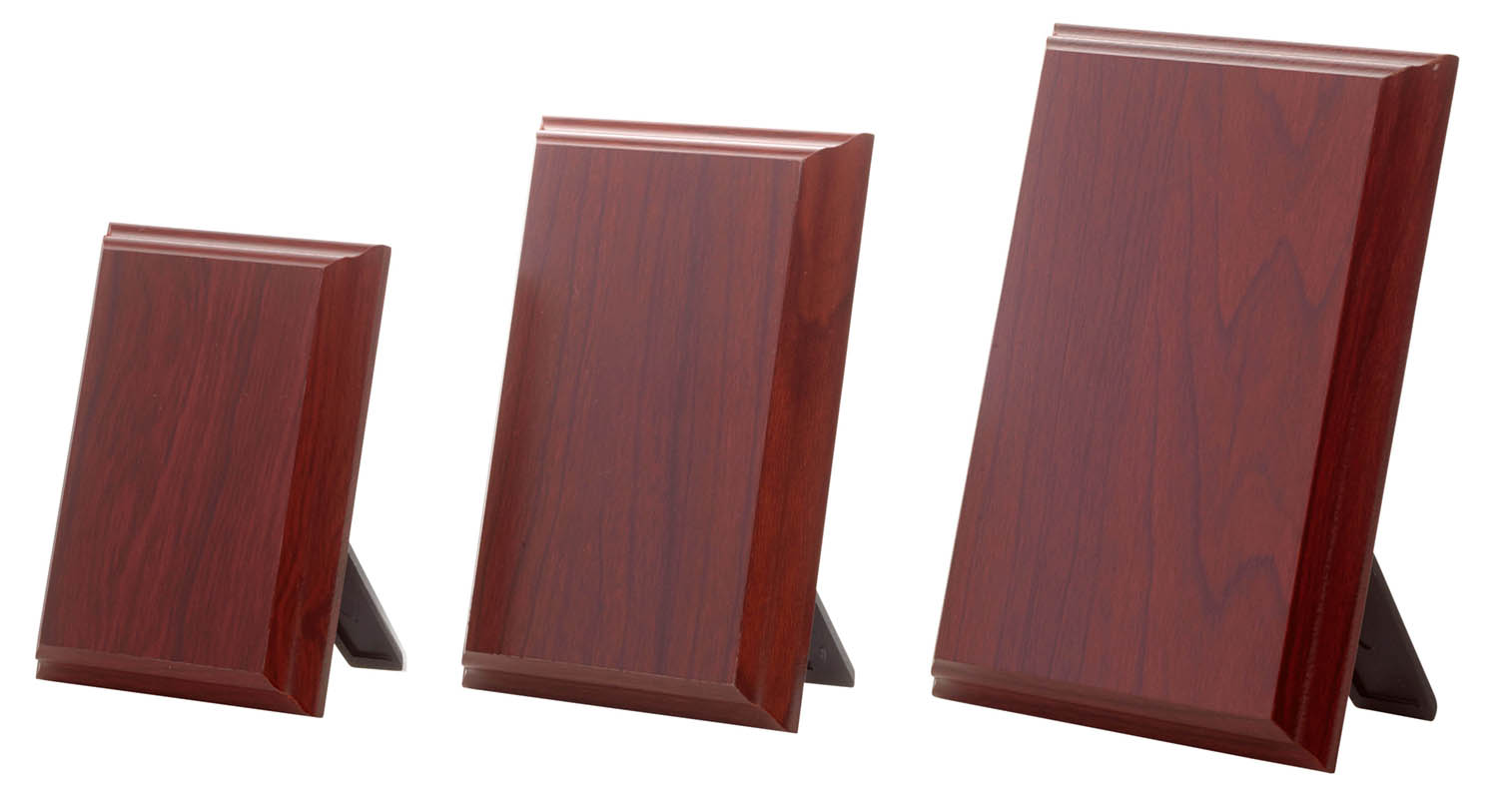 Ehrentafel mit Aufdruck 75 x 100 mm auf brauner Holzoptik-Tafel Drei aufgestellte Ehrentafeln mit Aufdruck in rechteckiger Form, brauner Holzoptik und rückseitigem Ständer; dargestellt ist die Variante 75 x 100 mm.