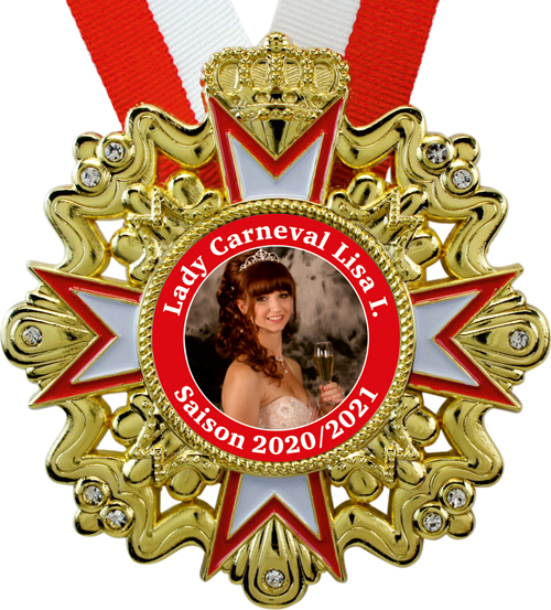 Goldfarbener Karnevalsorden mit rot-weißem Kreuz, Krone und funkelnden Steinen am rot-weißen Halsband. Das runde Mittelfeld zeigt eine Frau mit Glas, umrahmt von „Lady Carneval Lisa I.“ und „Saison 2020/2021“.