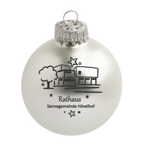 Hövelhof Rathaus Weihnachtskugel mit Motiv des Rathauses Weiße Weihnachtskugel aus Glas mit silberner Aufhängung und schwarzem Druckmotiv des Hövelhof Rathauses sowie dem Schriftzug „Rathaus Sennegemeinde Hövelhof“.