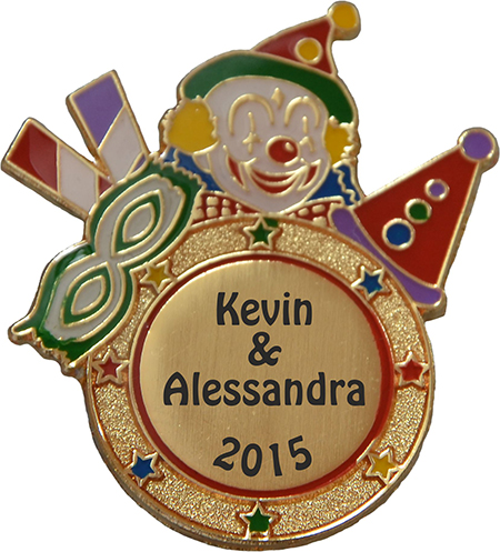 Karnevalsabzeichen Gold Faschingsfest mit Clownmotiv und Druck Karnevalsabzeichen Gold Faschingsfest als runder Anstecker mit Clownkopf, Narrenkappen, Faschingsmotiv und individueller Beschriftung im Mittelkreis