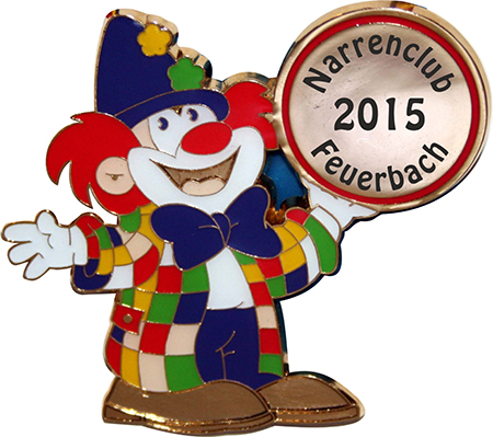 Goldfarbener Karnevalsorden „Lachender Clown“ mit rotem Haar, blauem Hut, großer Fliege und bunt kariertem Mantel. Der Clown hält ein rundes Schild mit der Aufschrift „Narrenclub 2015 Feuerbach“.