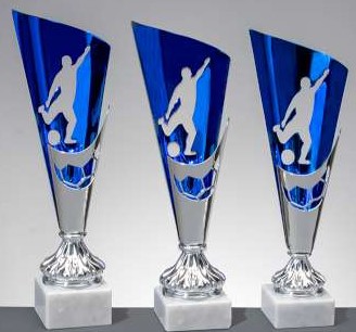 Pokal Soccer 330 mm in Silber und Blau mit Fußballspieler-Motiv Drei silber-blaue Pokale der Serie Soccer mit stilisiertem Fußballspieler-Motiv auf hoher Trophäenform und weißem Sockel, Variante des Pokals Soccer 330 mm von EinzigArt