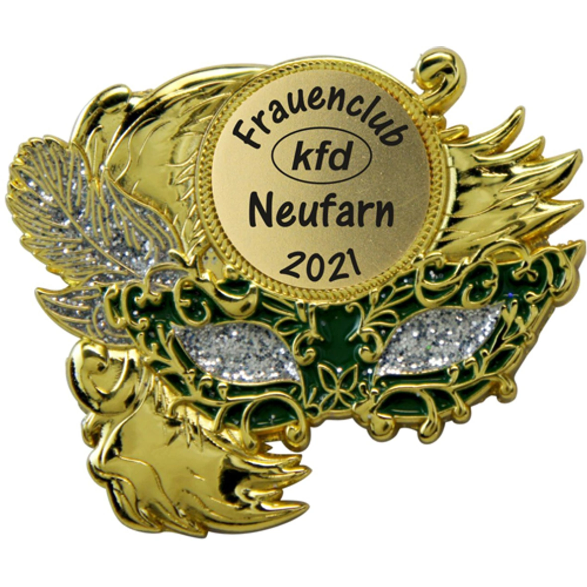 Goldfarbener Karnevalspin mit grüner Ziermaske, silbrig glitzernden Augenpartien, Federornamenten und Gesicht im Profil. Das runde Druckfeld trägt die Aufschrift „Frauenclub kfd Neufarn 2021“. Vorderansicht auf weißem Hintergrund., Karnevalsorden, goldfar