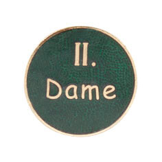 Abzeichen vergoldet „2. Dame“ mit grünem Rundmotiv Rundes, vergoldet wirkendes Abzeichen „2. Dame“ mit grünem Hintergrund und goldfarbener Schrift, als Vereinsabzeichen mit Sicherheitsnadel.