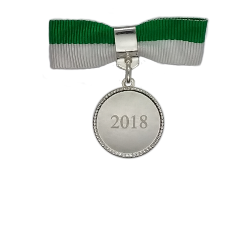 Schlichter Anhänger mit Gravur 2018, versilbert an grün-weißer Stoffschleife Runder, versilberter Anhänger mit Gravur 2018 und Öse an einer grün-weißen Stoffschleife mit Sicherheitsnadel.