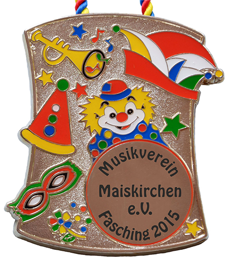Karnevalsorden Silber „Faschingsfest“ mit Clown und bedrucktem Rundfeld Silberfarbener Karnevalsorden „Faschingsfest“ mit buntem Clown, Narrenkappe, Trompete und Maske an rot-gelb-blauer Kordel. Das runde Druckfeld trägt die Aufschrift „Musikverein Maiskirchen e.V. Fasching 2015“.