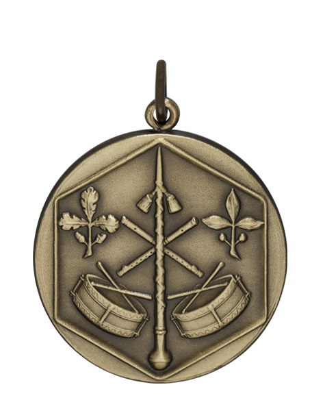 Medaille Spielmannszug mit Trommeln, Flöten und sechseckigem Rahmen Medaille Spielmannszug in Bronzeoptik mit Öse und Ring, Motiv aus zwei Trommeln, zwei gekreuzten Flöten und mittigem Stab innerhalb eines sechseckigen Rahmens