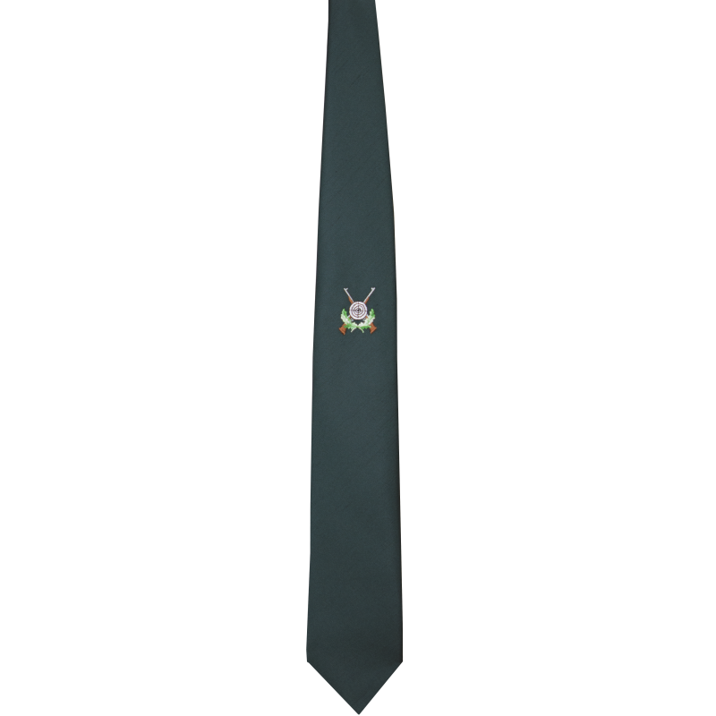 Schützenkrawatte in Grün mit gesticktem Schützenmotiv Grüne Schützenkrawatte in schmaler Form mit gesticktem Motiv im unteren Bereich, bestehend aus Zielscheibe, gekreuzten Gewehren und Eichenlaub.