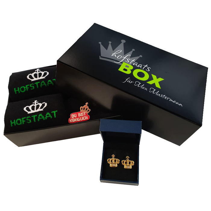 Hofstaatsbox B mit schwarzer Geschenkbox, Hofstaat-Socken, Manschettenknöpfen und Abzeichen Hofstaatsbox B mit schwarzer, glatter Geschenkbox und Kronenmotiv, bedruckt mit Hofstaats BOX und persönlichem Schriftzug. Daneben zwei schwarze Hofstaat-Socken, ein königliches Abzeichen und Manschettenknöpfe in einer kleinen Schachtel.
