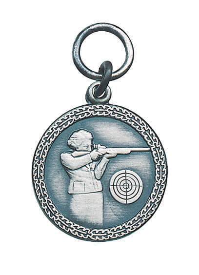 Anhänger mit Schützin, Zielscheibe, Öse und Ring Runder Anhänger mit Schützin beim Schießen und Zielscheibe, mit Randverzierung sowie Öse und Ring zur Befestigung.