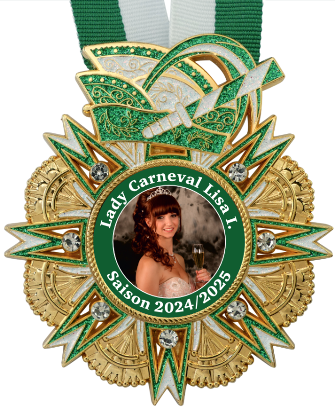 Goldfarbener, sternförmiger Karnevalsorden mit grün-weißer Glitzer-Narrenkappe, sieben Schmucksteinen und grün-weißem Halsband. Mittig ein Frauenporträt mit der Aufschrift „Lady Carneval Lisa I.“ und „Saison 2024/2025“., medaille, emblema, parade, grünes
