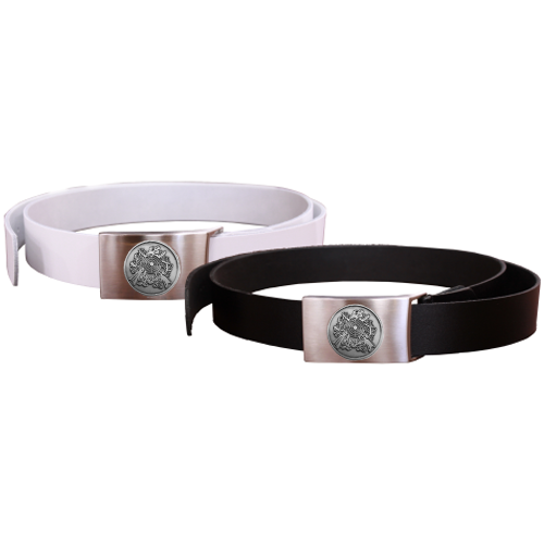 Vereinsgürtel Metallic mit klassischem Schützensymbol in Weiß und Schwarz Zwei Vereinsgürtel Metallic mit klassischem Schützensymbol, einer in Weiß und einer in Schwarz, jeweils mit rechteckiger Metallschnalle und rundem Schützenemblem auf der Vorderseite
