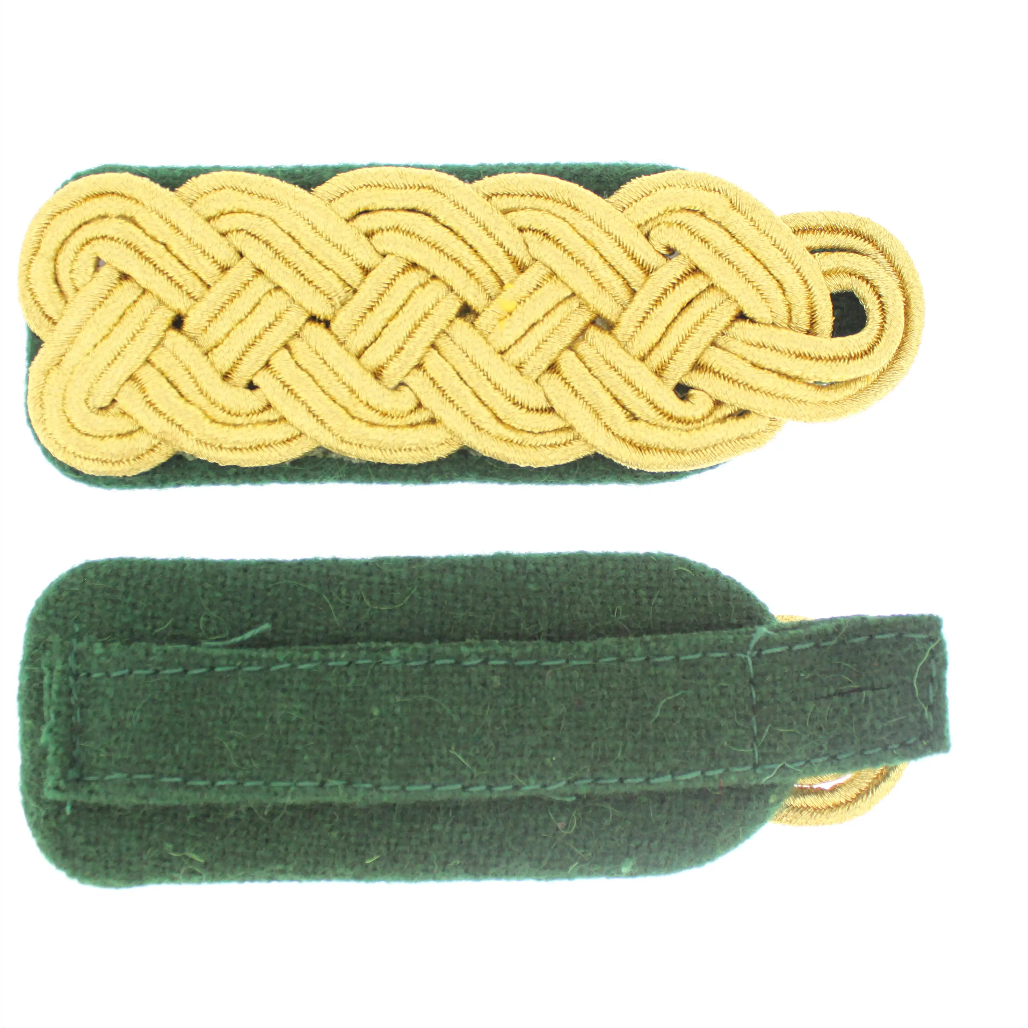Majorsgeflecht 5-bogig gold auf grün mit Lasche Majorsgeflecht 5-bogig in Gold auf grünem Filz, vorne mit geflochtener Soutache-Struktur und hinten mit grüner Lasche zur Befestigung.