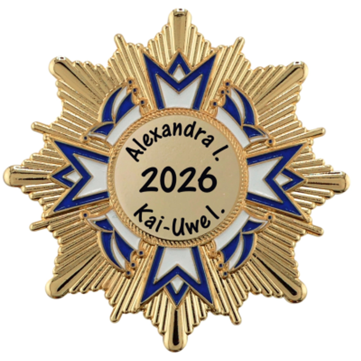 Goldfarbener Karnevalspin in Vorderansicht mit strahlenförmigem Rahmen und blau-weißem Kronenmotiv. Das runde Mittelfeld trägt die schwarze Aufschrift „Alexandra I.“, „2026“ und „Kai-Uwe I.“., Karnevalsorden, goldfarbener Orden, blau-weißes Muster, Emaill