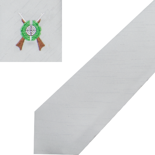 Schützenkrawatte Shantung in Hellgrau mit gesticktem Motiv Hellgraue Schützenkrawatte in Shantung-Optik mit gesticktem Motiv aus grüner Rosette, Zielscheibe und gekreuzten Gewehren