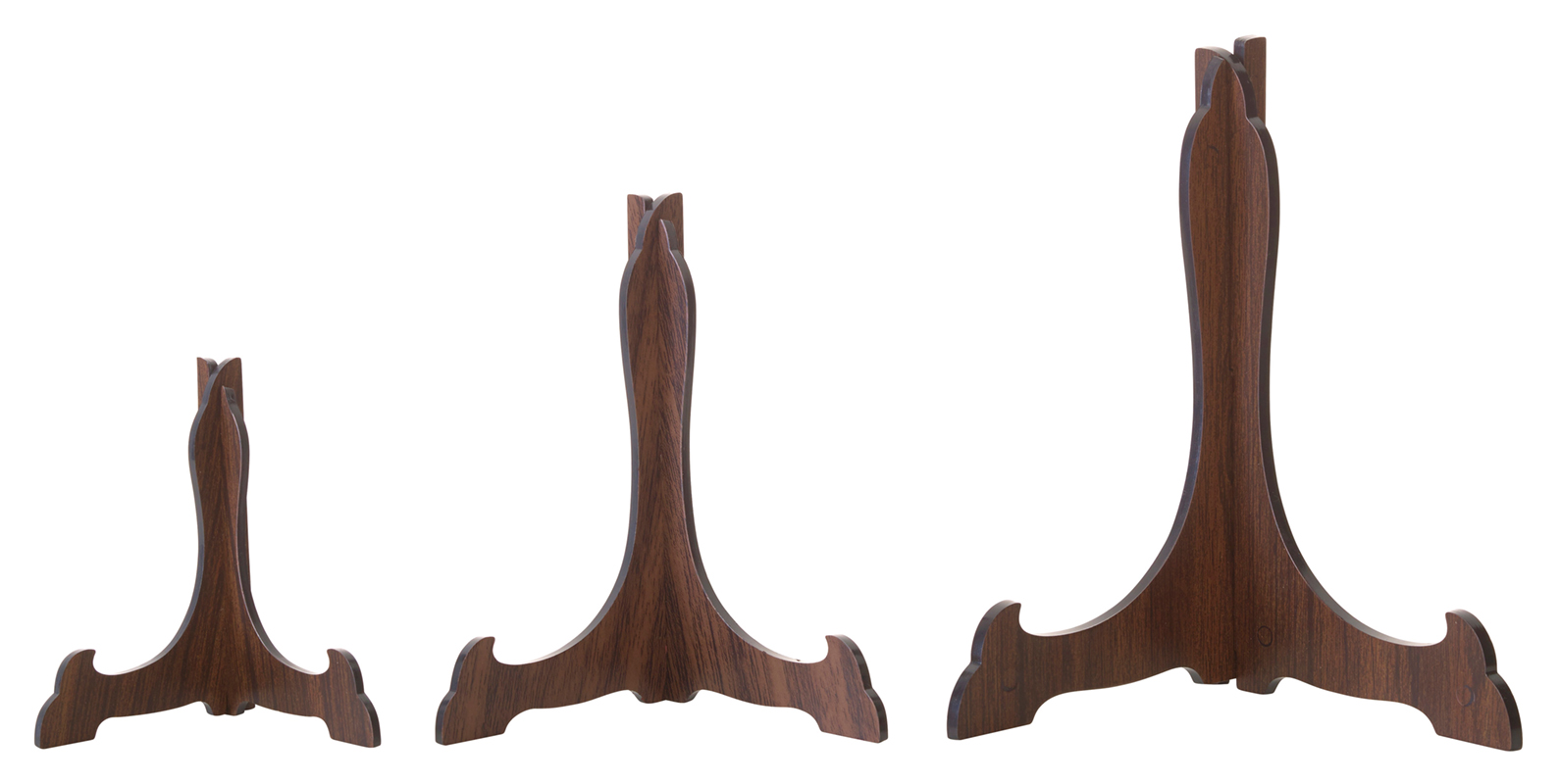 Tellerständer in Holzoptik in Braun, 3 Größen Drei braune Tellerständer in Holzoptik aus Kunststoff, nebeneinander in unterschiedlichen Größen dargestellt, geeignet zum Aufstellen von Ehrentellern.