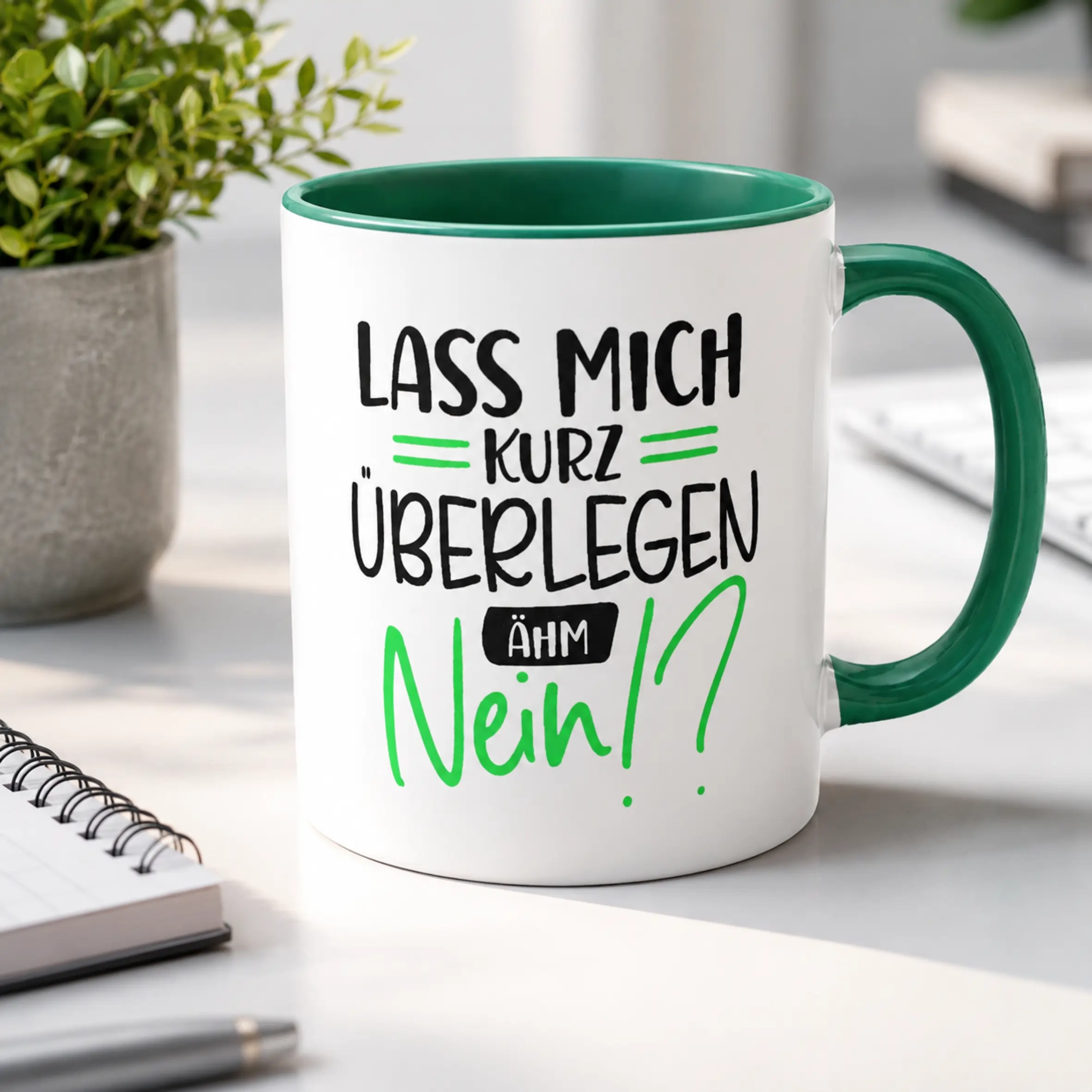 Tasse „Lass mich kurz überlegen, ähm Nein!?“ mit grünem Henkel Weiße Tasse mit grüner Innenseite und grünem Henkel, bedruckt mit dem Spruch „Lass mich kurz überlegen, ähm Nein!?“ in Schwarz und Grün.