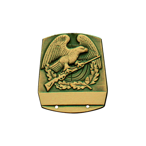 Abzeichen mit Gravurfeld in Bronze mit Adler, Gewehr und Eichenlaub Bronzefarbenes Abzeichen mit Gravurfeld und Scharniernadel, dargestellt mit Adler über Gewehr, Zielscheibe und Eichenlaub im oberen Bereich sowie freiem Feld für eine Gravur unten