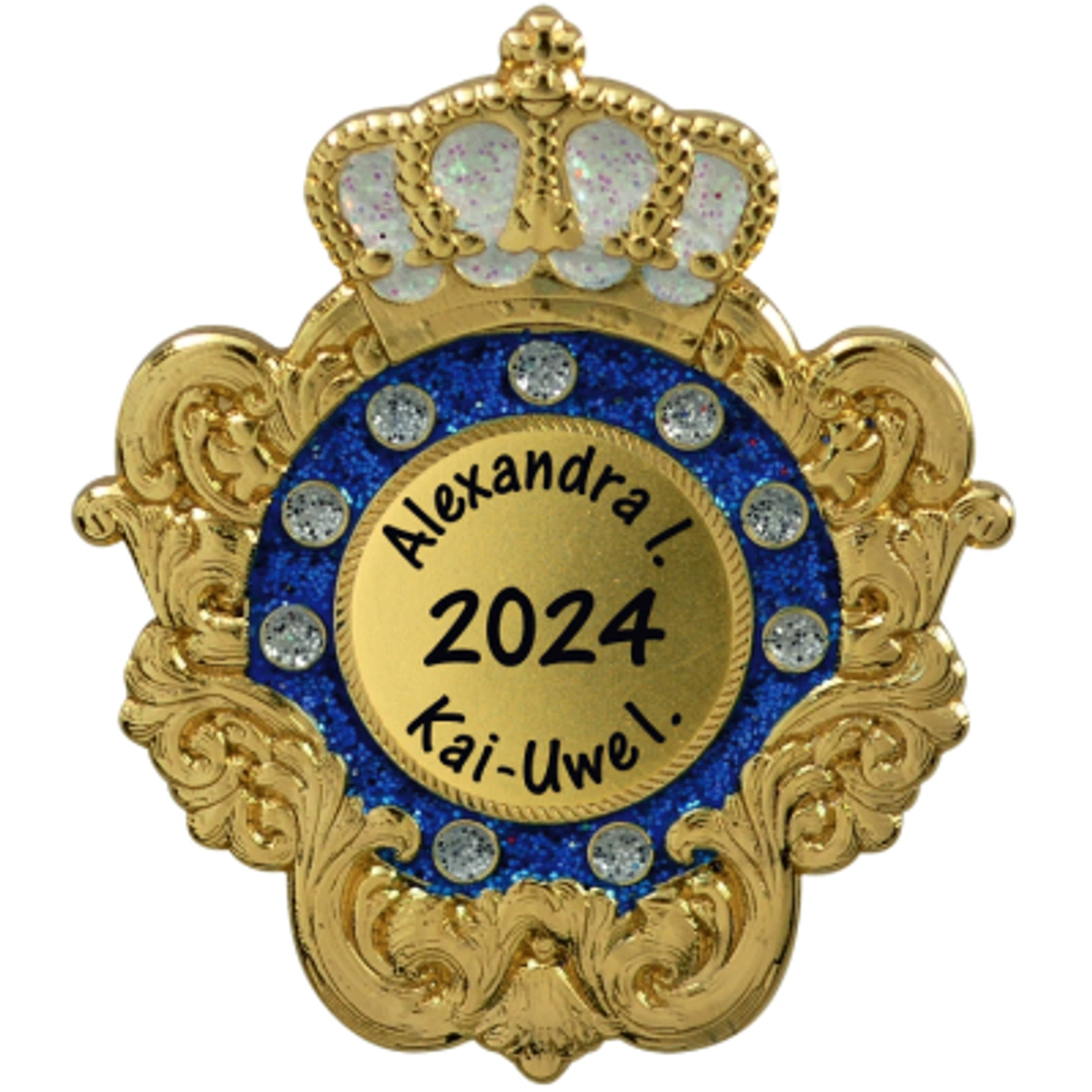 Karnevalspin Krone mit Zierrahmen Blau-Weiß – Vorderansicht mit Aufdruck 2024 Goldfarbener Karnevalspin mit Krone und geschwungenem Zierrahmen in Vorderansicht. Blau glitzernder Ring mit weißen Zierpunkten um ein rundes Feld mit schwarzem Aufdruck „Alexandra I.“, „2024“ und „Kai-Uwe I.“., Karnevalsorden, Kronenmotiv, goldfarben, bl