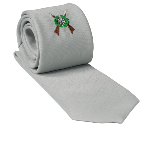 Schützenkrawatte Shantung in Hellgrau mit gesticktem Schützenmotiv Hellgraue Schützenkrawatte in Shantung-Optik, gerollt dargestellt, mit gesticktem Schützenmotiv aus grüner Rosette, Zielscheibe und gekreuzten Gewehren im oberen Bereich