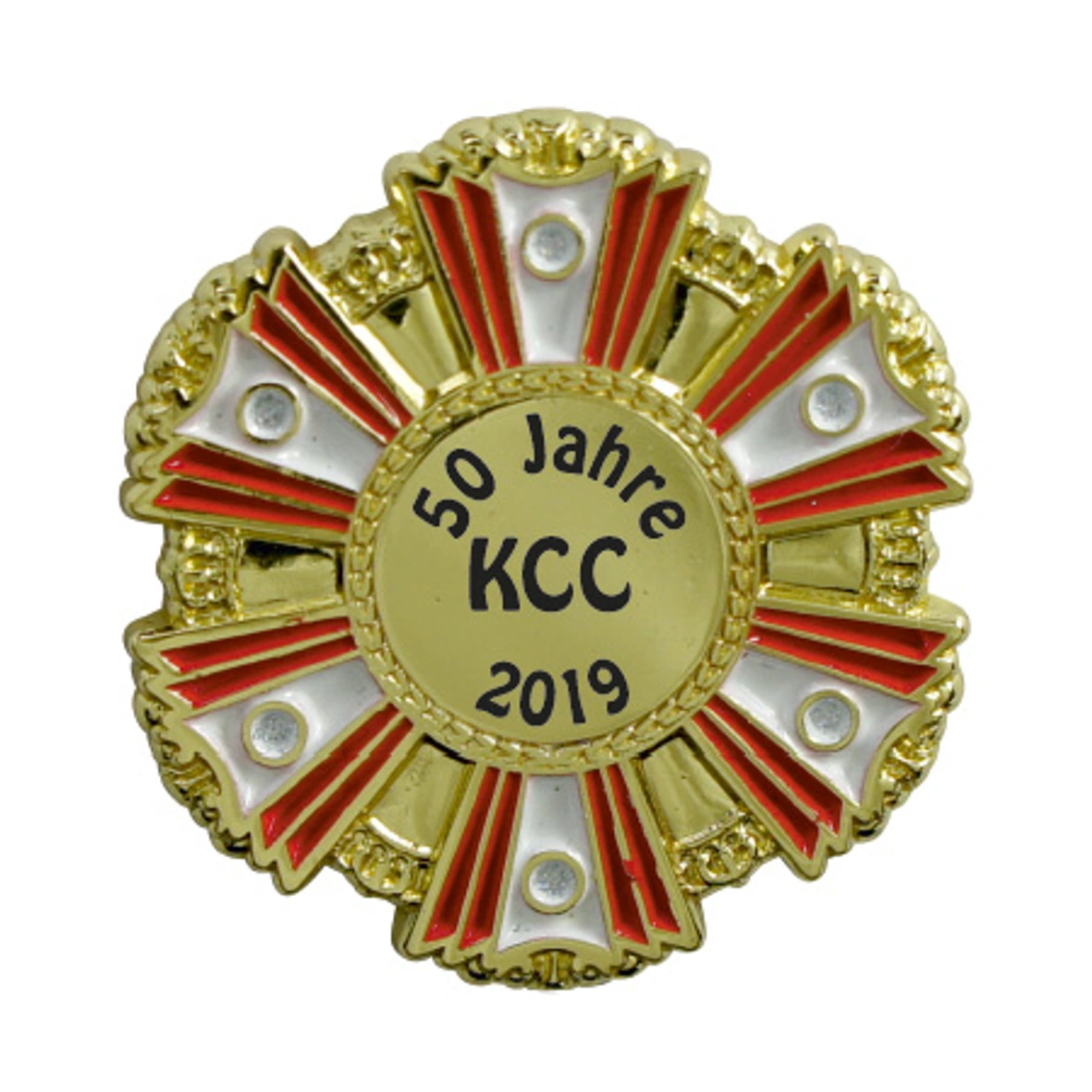 Runder Karnevalspin in Vorderansicht mit rot-weißem Strahlenrahmen, goldfarbenen Konturen und sechs hellen Zierpunkten. Das goldfarbene Mittelfeld trägt den schwarzen Aufdruck „50 Jahre KCC 2019“., Karnevalsorden, Jubiläumsorden, 50 Jahre, goldfarben, rot