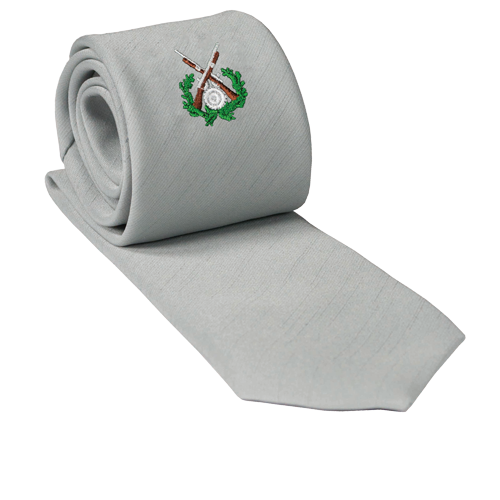 Schützenkrawatte Shantung hellgrau mit gesticktem Motiv Hellgraue Schützenkrawatte in Shantung-Optik mit gesticktem Schützenmotiv aus gekreuzten Gewehren, grünen Eichenlaubzweigen und Zielscheibe