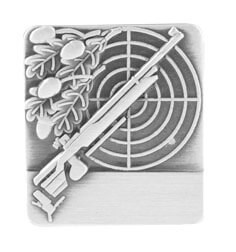 Abzeichen mit Gravurfläche mit Zielscheibe, Gewehr und Eichenlaub Rechteckiges Abzeichen mit Gravurfläche, dargestellt mit Zielscheibe, diagonalem Gewehr und Eichenlaub im oberen Bereich als klassisches Schützensymbol.