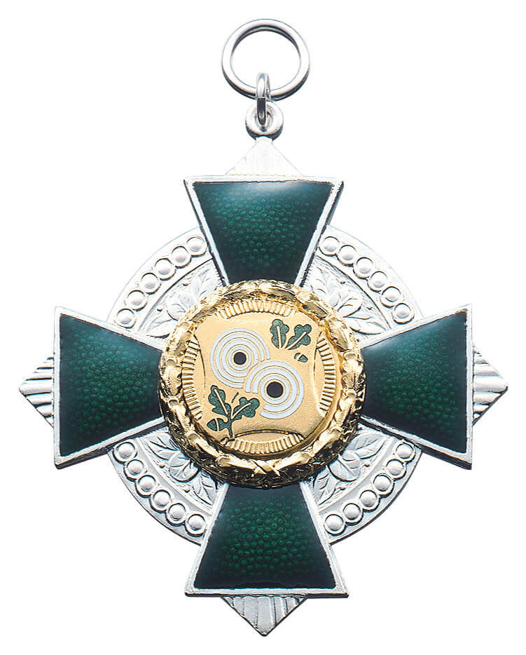 Orden versilbert mit grünen Kreuzarmen und Auflage Zwei Zielscheiben Versilberter Orden mit vier grünen Kreuzarmen, rundem silberfarbenem Untergrund und mittiger goldfarbener Auflage mit zwei Zielscheiben sowie Öse und Ring.
