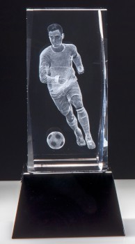 Kristallglasblock - Fußball 3D, auf schwarzem Sockel / H 140 mm