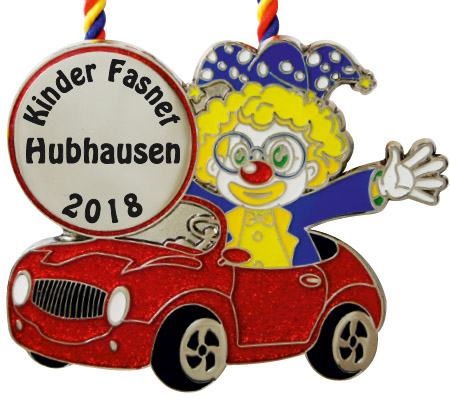 Karnevalsorden Silber „Winkender Clown“: gelbhaariger Clown mit blauer Narrenkappe im roten Glitzerauto. Rundes Druckfeld mit „Kinder Fasnet Aubhausen 2018“, darüber rot-gelb-blaue Kordelaufhängung., Kinder-Perle, Faschingsfigur, Hubhausen, Autokind, Jahr