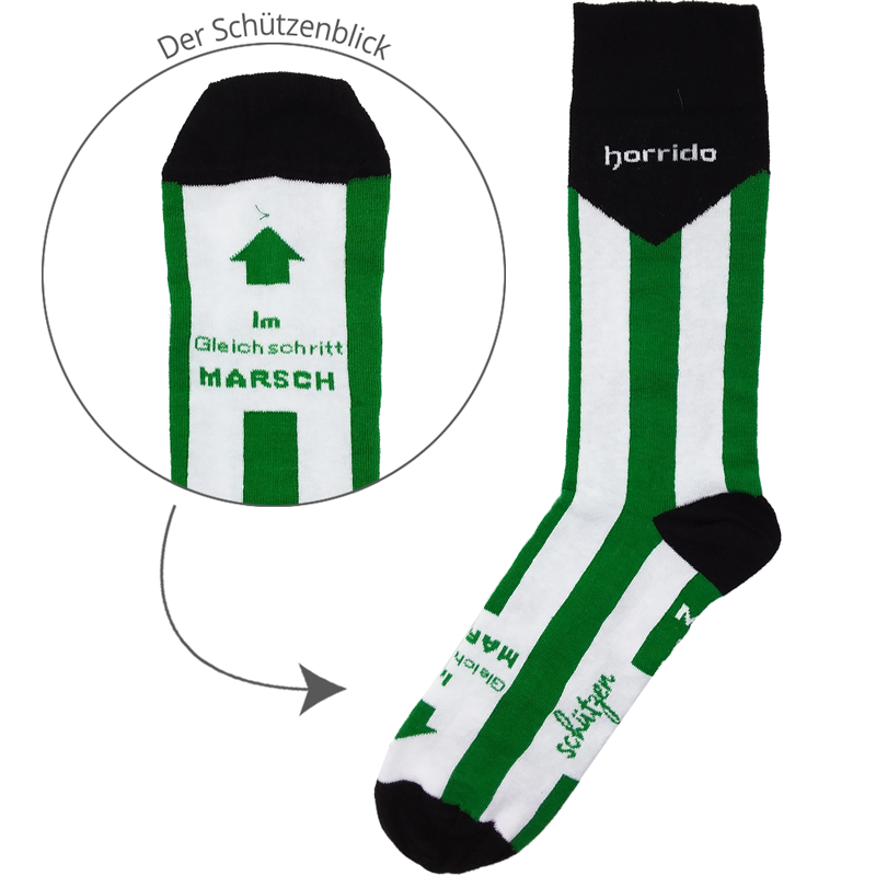 Schützensocken mit grün-weißen Streifen und Schriftzug horrido Schützensocken in Grün, Weiß und Schwarz mit langen Streifen, schwarzem Bündchen mit Schriftzug horrido sowie eingezoomtem Sohlenmotiv mit Pfeil und Text Im Gleichschritt Marsch.