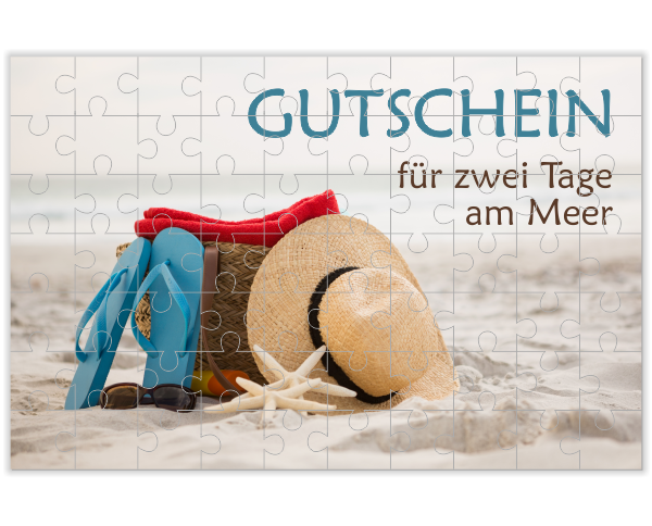 Fotopuzzle als Gutschein 35 Puzzleteile mit Strandmotiv und Gutscheintext Fotopuzzle als Gutschein mit 35 Puzzleteilen, bedruckt mit Strandmotiv aus Strohhut, Flip-Flops, Tasche und Muschel sowie dem Text „Gutschein für zwei Tage am Meer“