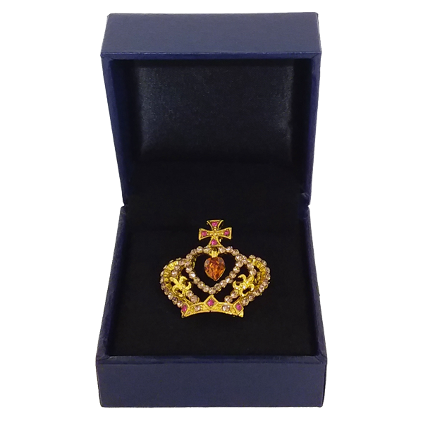 Hofstaatsbox A mit geöffneter schwarzer Box und Kronenbrosche Geöffnete schwarze Hofstaatsbox A mit glatter Oberfläche und eingelegter goldfarbener Kronenbrosche mit Strasssteinen und herzförmigem Schmuckelement im schwarzen Inlay