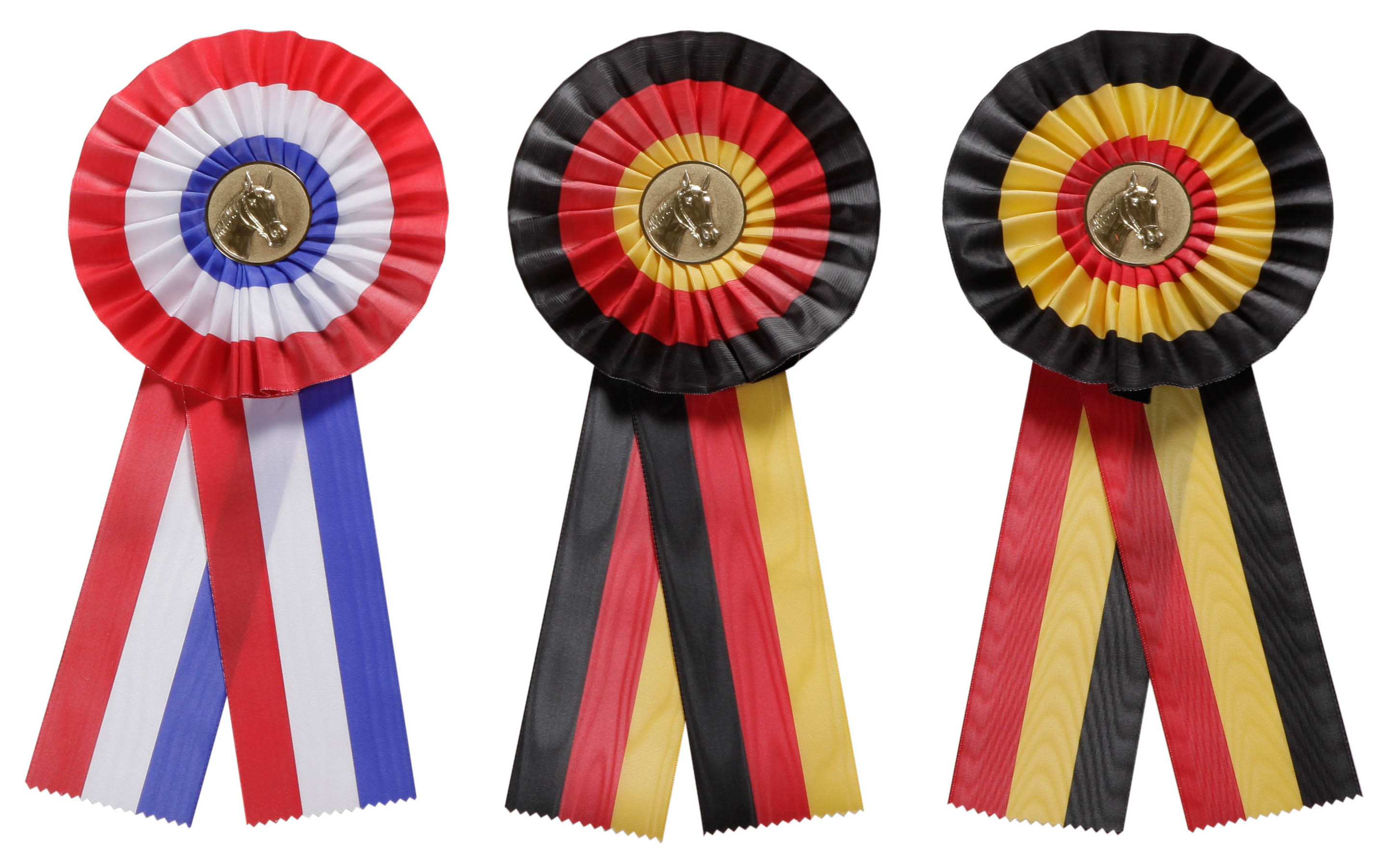 Länderrosette XXL mit Emblem in verschiedenen Länderfarben Drei mehrfarbige Länderrosetten XXL mit je zwei Schleifenbändern und rundem Metallemblem in der Mitte, gezeigt in Rot-Weiß-Blau sowie in Schwarz-Rot-Gold.
