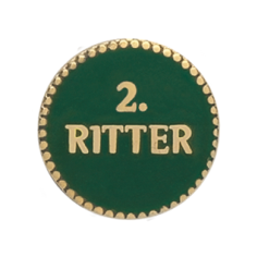 Auflage 2. Ritter Hofstaatsabzeichen vergoldet mit grünem Hintergrund Runde vergoldete Auflage 2. Ritter für Hofstaatsabzeichen, mit grünem Hintergrund, goldfarbenem Rand und Schriftzug „2. Ritter“.