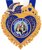 Karnevalsorden Herz mit Narrenkappe in Blau-Weiß – Vorderansicht Herzförmiger Karnevalsorden in Blau-Weiß mit goldfarbenen Konturen, geschwungenen Ornamenten und Narrenkappe. Das runde Mittelfeld zeigt ein Prinzenpaar mit umlaufender Beschriftung. Oben ist ein blau-weißes Band sichtbar., Medaillenanhänger, blau-gold, Z