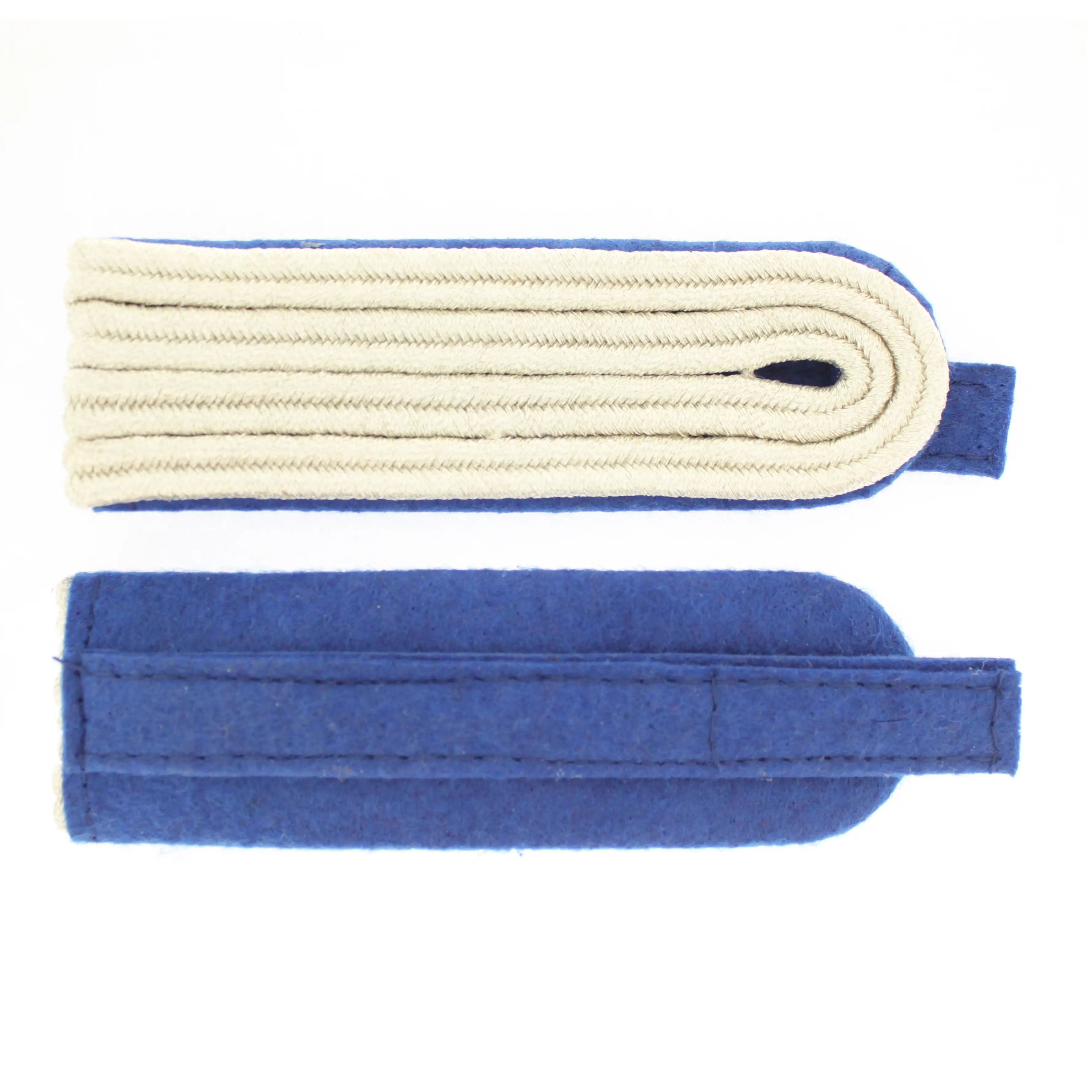 Schulterstück 4-streifig, silber auf blau 4-streifiges Schulterstück mit silberfarbenen Streifen auf blauem Filz, mit abgerundetem Ende und Lasche zur Befestigung