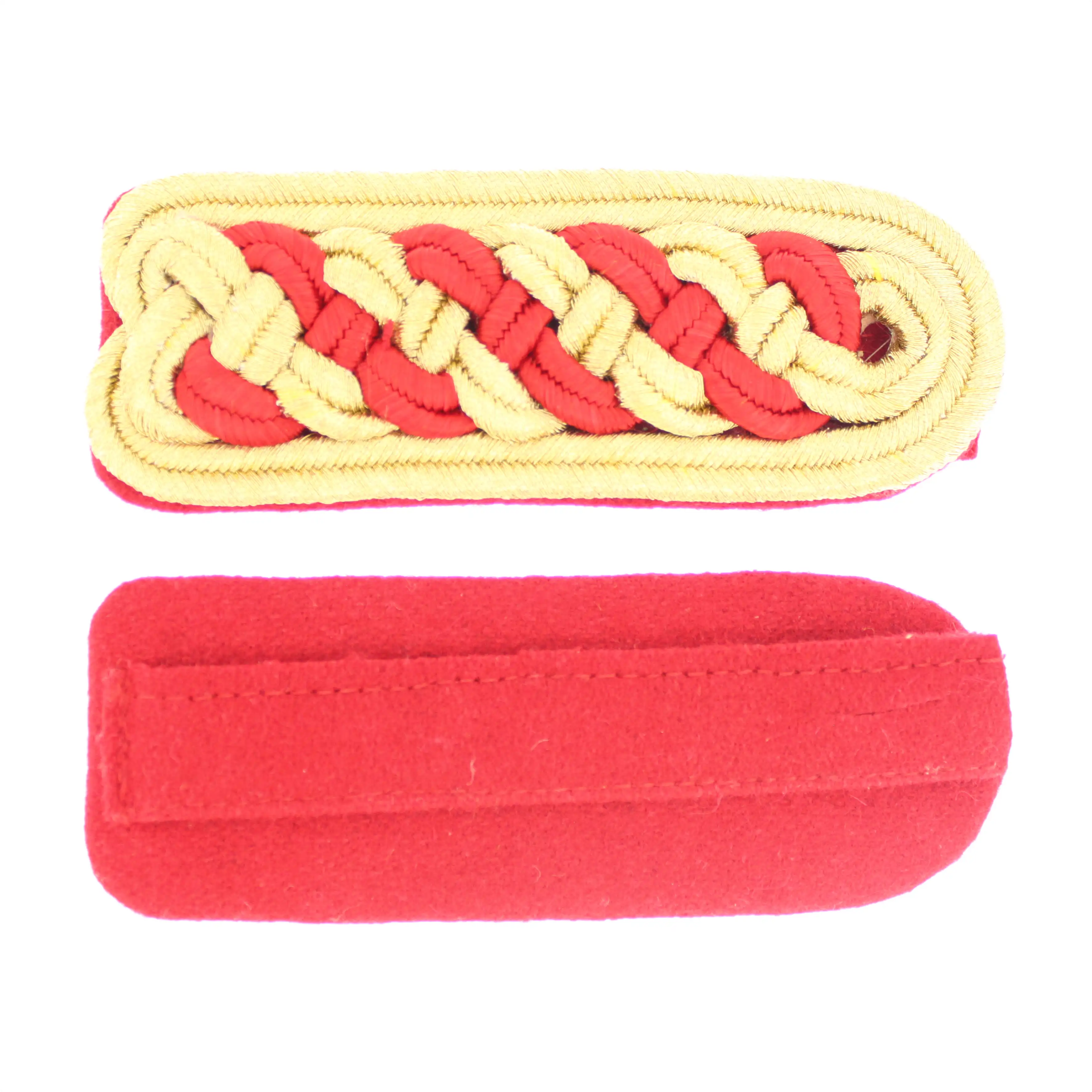 Leutnantsgeflecht 8-bogig in Gold-Rot auf rotem Filz Leutnantsgeflecht 8-bogig aus gold-roter Soutache auf rotem Filz, mit verflochtenem Muster und roter Lasche auf der Rückseite