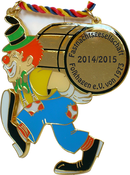 Karnevalsorden „Clown mit Fass“ in Gold mit bedrucktem Rundfeld Goldfarbener Karnevalsorden „Clown mit Fass“: Clown mit grüner Kopfbedeckung, roten Haaren und blauer Hose trägt ein Fass. Rundes Druckfeld mit „Fastnachtsgesellschaft Folkhausen e. V. von 1923“ und „2014/2015“, oben rot-gelb-blaue Kordel.