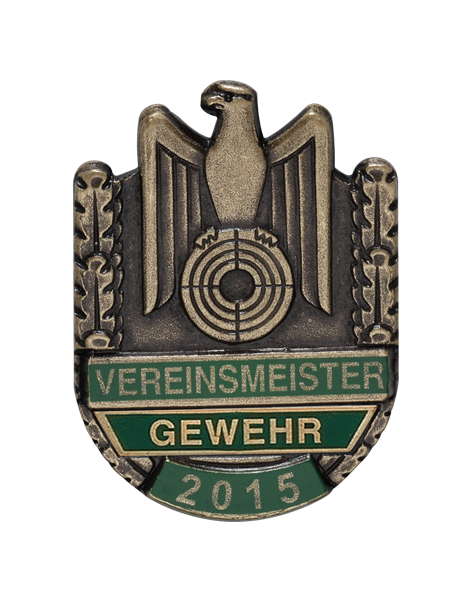 Vereinsmeisterabzeichen mit Sicherheitsnadel in Wappenform, Gewehr 2015 Vereinsmeisterabzeichen für Schützen in Wappenform mit Adler, Zielscheibe und Eichenlaubrand, grün beschriftet mit „Vereinsmeister“, „Gewehr“ und Jahreszahl 2015, in bronzefarbener Metalloptik.