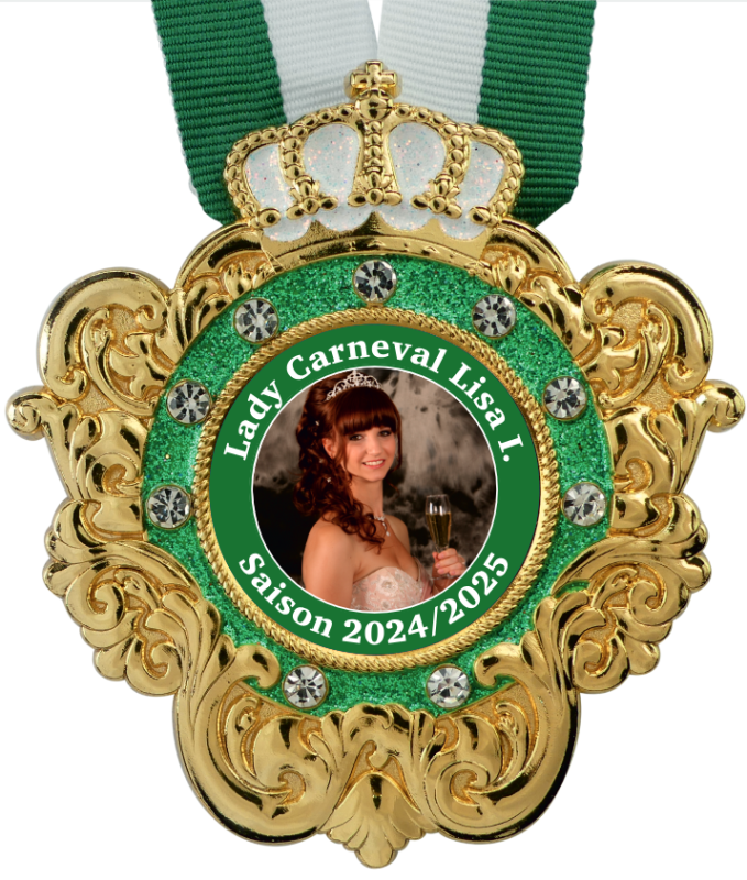 Karnevalsorden „Krone mit Ornamenten“ in Vorderansicht: goldfarbene Ornamente, weiß glitzernde Krone, grüner Glitzerring mit neun Similiesteinen und grün-weißes Halsband. Mittig ein Frauenporträt mit der Aufschrift „Lady Carneval Lisa I. Saison 2024/2025“