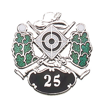 Abzeichen versilbert mit Sicherheitsnadel 25 mit Zielscheibe, Schützenhut und Eichenlaub Versilbertes Jubiläumsabzeichen 25 mit schwarzem Feld, silberner Zahl 25, Zielscheibe, Schützenhut, gekreuzten Gewehren und grünem Eichenlaub, zur Befestigung mit Sicherheitsnadel
