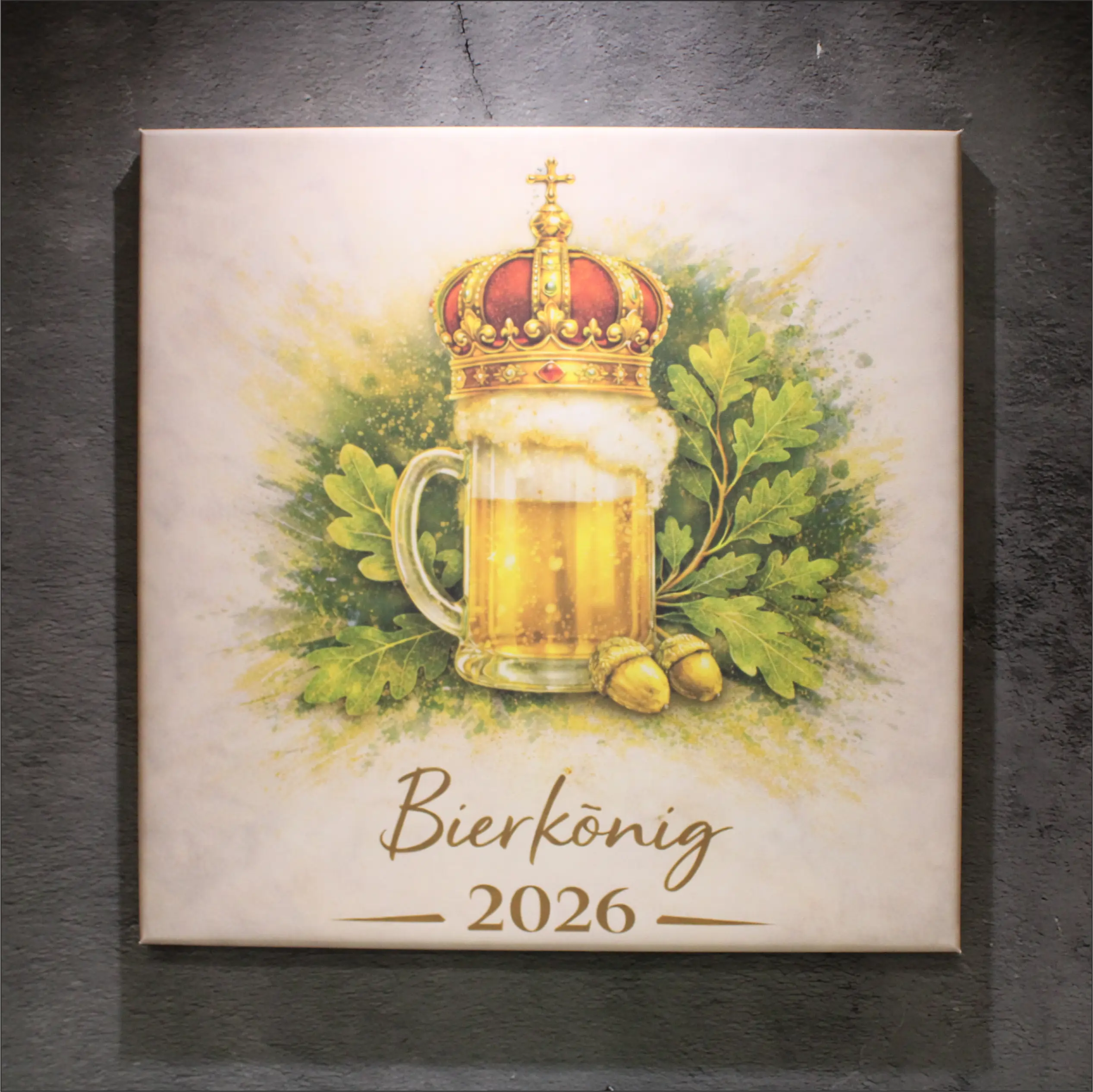 Leinwand Bierkönig personalisierbar mit Bierkrug, Krone und Jahreszahl Personalisierbare Bierkönig Leinwand mit Motiv aus goldenem Bierkrug mit Schaum, roter Krone, grünen Eichenblättern und Eicheln sowie dem Schriftzug Bierkönig und der Jahreszahl 2026.