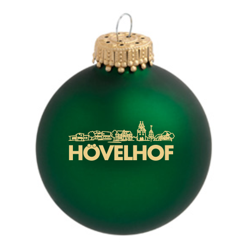 Hövelhof Silhouette Weihnachtskugel in Grün mit goldfarbenem Motiv Grüne Weihnachtskugel aus Glas mit goldfarbener Hövelhof-Silhouette und Schriftzug Hövelhof, mit goldfarbener Aufhängung und matter Oberfläche.