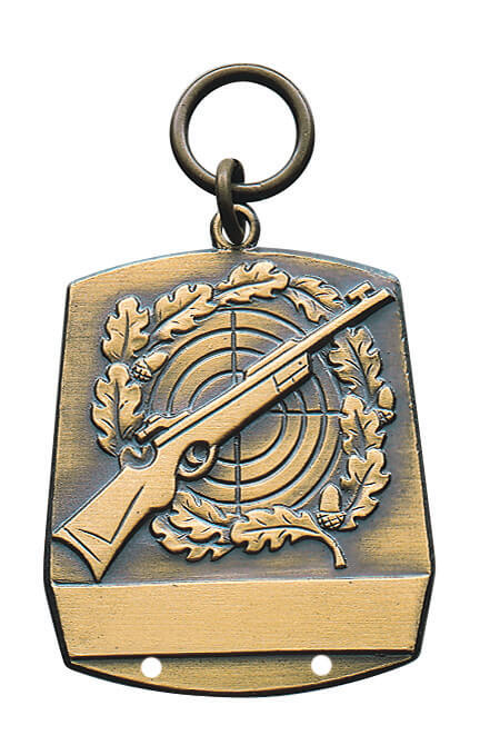 Anhänger vergoldet mit Öse und Ring, Schützenmotiv mit Gewehr und Zielscheibe Vergoldeter Anhänger mit Öse und Ring für Schützen, mit Gewehr vor Zielscheibe und Eichenlaub sowie zwei vorgebohrten Löchern für eine Jahresspange