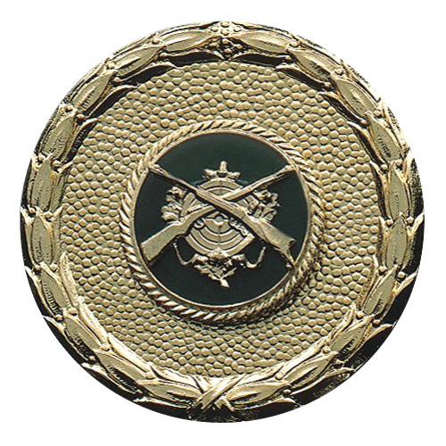 Schnurplakette vergoldet mit reliefierter Auflage und Schützenmotiv Runde, vergoldete Schnurplakette mit reliefierter Auflage, Lorbeerkranzrand und mittigem Schützenmotiv mit gekreuzten Gewehren auf dunklem Hintergrund