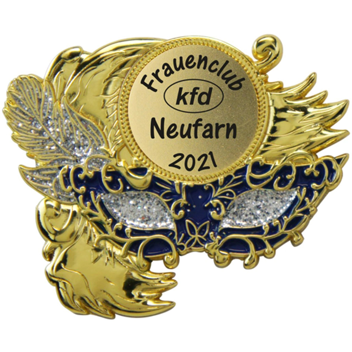 Karnevalspin Masken mit Federn Blau-Weiß – Vorderansicht mit Vereinsaufdruck Goldfarbener Karnevalspin mit blau-weißer Maske, glitzernden Details, Gesicht im Profil und Federornamenten. Vorderansicht mit rundem Druckfeld und der Aufschrift „Frauenclub kfd Neufarn 2021“ auf weißem Hintergrund., Ansteckpin, Metallabzeichen, goldfarb