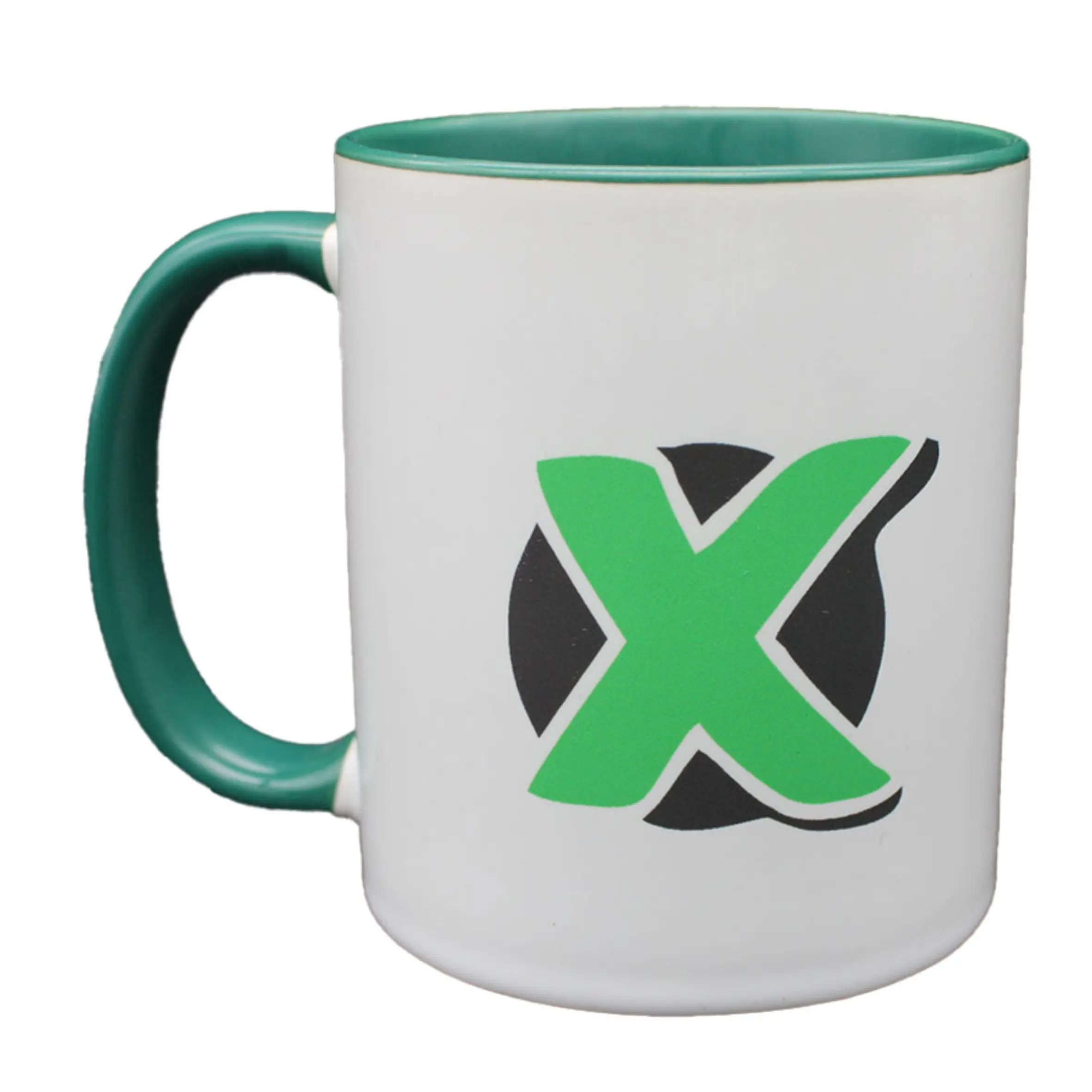 Tasse lass mich kurz überlegen mit grünem X und grünem Henkel Weiße Tasse lass mich kurz überlegen mit grüner Innenseite, grünem Henkel und grünem X auf schwarzem Kreis auf der Außenseite