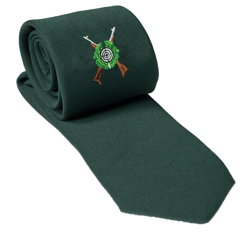 Schützenkrawatte grün mit gesticktem Motiv und Shantung-Struktur Grüne Schützenkrawatte mit gesticktem Motiv aus Schützenscheibe, Eichenlaub und gekreuzten Gewehren, in Shantung-Optik aus 100% Polyester