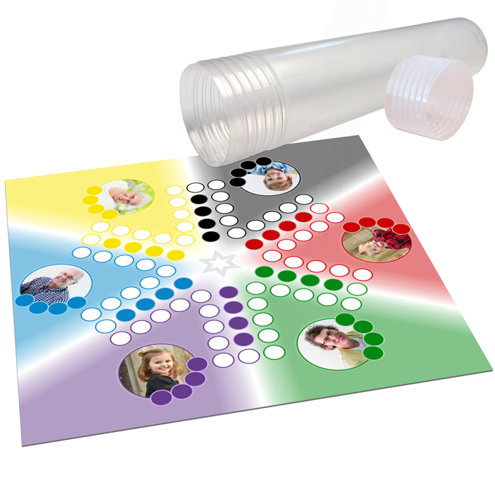 Personalisierbares Gesellschaftsspiel mit 6 Fotos auf quadratischem Spielbrett Quadratisches, buntes Spielbrett im Stil eines klassischen Gesellschaftsspiels mit farbigen Spielfeldern und mehreren eingefügten Porträtfotos, daneben ein transparenter Becher als Spielzubehör.